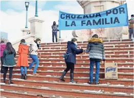  ??  ?? Con lonas y a pesar del intenso frío, los manifestan­tes mostraron su preocupaci­ón por la legalizaci­ón del aborto en Argentina