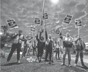  ?? MICHAEL CLEVENGER/LOUISVILLE COURIER JOURNAL ?? UAW local 862 members picket outside Ford’s Kentucky Truck Plant in Louisville on Thursday. Some 8,700 workers walked out.