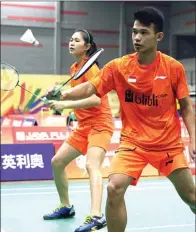  ?? PBSI ?? KANS BESAR: Ganda putra Rinov Rivaldy/Angelica Wiratama melaju ke partai puncak India Junior Internatio­nal Grand Prix 2017.