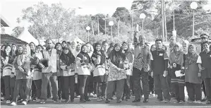  ??  ?? MARSHALL bersama Sahar dan pentadbir SMK Pantai sebelum Larian Merentas Desa dimulakan.