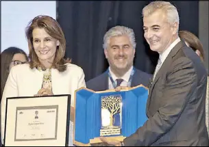  ??  ?? Ayala Corp. president and COO Fernando Zobel de Ayala (right) receives the IMD-Lombard Odier Family Business Award in Dubai. With him is his sister Beatriz Urquijo Zobel de Ayala and Inaki Suarez de Puga.