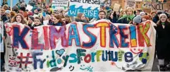  ??  ?? Über 10 000 Schüler und Studierend­e protestier­en vor dem Bundesmini­sterium für Wirtschaft und Energie in Berlin.