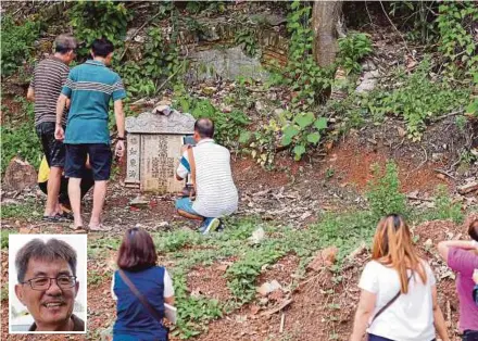  ?? PIX BY RASUL AZLI SAMAD ?? The Leow family inspecting their ancestor’s desecrated grave in Kampung Gangsa, Durian Tunggal, Melaka, on Saturday. (Inset) Leow Hian Heng.