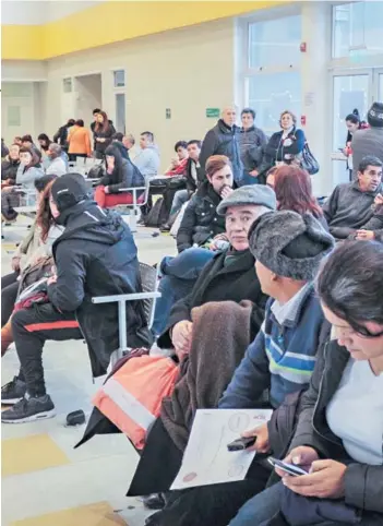  ??  ?? ► Pacientes aguardando para ser atendidos en el Hospital Barros Luco.