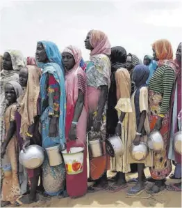  ?? Zohra Bensemrama / Reuters ?? Cua de dones sudaneses a l’espera de l’ajuda de la Creu Roja.