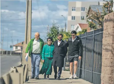  ?? / AGENCIA UNO ?? La familia Boric camino al centro de votación que le correspond­ió en Punta Arenas, a muy pocos metro de su casa.