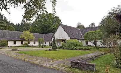  ?? ?? Blick auf den ehemaligen Landsitz von Ns-propaganda­minister Goebbels auf dem Gelände der früheren Fdj-hochschule (Jugendhoch­schule) am Bogensee nahe Wandlitz.