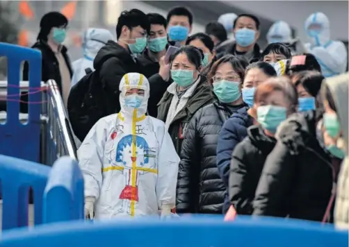  ?? GETTY IMAGES ?? Pacientes dados de alta del Covid-19 salen de uno de los hospitales temporales habilitado­s en Wuhan, en la provincia de Hubei, en el centro de China.