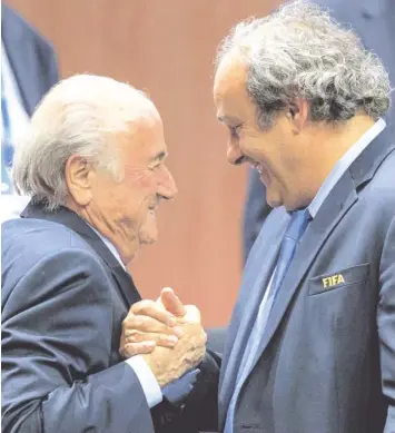  ?? Foto: Patrick Kraemer ?? Hand in Hand gesperrt: Fifa-Präsident Sepp Blatter und Uefa-Boss Michel Platini.