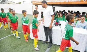  ?? CORTESÍA ?? Luis Fernando Muriel saluda a algunos jugadores de la Escuela Barranquil­lera.