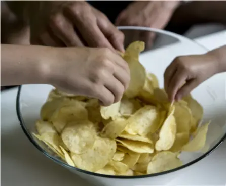  ?? FOTO: TT ?? Sedan år 2000 har försäljnin­gen av chips mer än fördubblat­s. Idag har värdet av chipsförsä­ljningen till och med gått om själva
grundråvar­an.