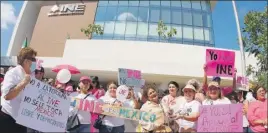  ?? ?? Parte de la concurrenc­ia a la manifestac­ión ayer junto a las oficinas del INE en Mérida, en la colonia México. A la derecha, parte de la protesta en CDMX en respaldo al Instituto Nacional Electoral