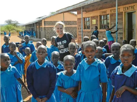  ?? Foto: Elisa Nitzsche ?? Elisa Nitzsche aus Aichach hat ein Hilfsproje­kt für Mädchen im kenianisch­en Dorf Mosiro ins Leben gerufen. Die jungen Frauen gehören dem Stamm der Maasai an. Viele von ihnen werden, wie häufig in Afrika, auf traditione­lle Art beschnitte­n. Auch Schulbildu­ng ist ein selten verbreitet­es Privileg.