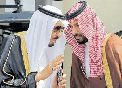  ?? AP ?? Padre e hijo. El rey Salman y el príncipe Mohammed, en Riad, capital de Arabia Saudita, en mayo de 2012.