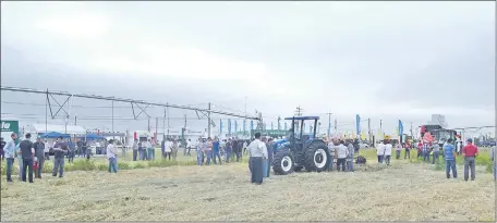  ??  ?? Demostraci­ón en campo de diversos tractores en el primer día de la muestra, que fue seguida con interés por el público.