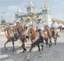  ?? NÉSTOR MENDOZA / EXPRESO ?? Actividad. El paseo en caballos en El Morro es toda una tradición.
