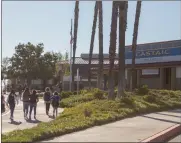  ?? Gilbert Bernal/The Signal ?? Parents drop students off early Monday morning at Castaic Middle School.