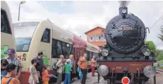  ?? ARCHIVFOTO: HÖLSCH ?? Für auswärtige Besucher der Museumsbah­n, die mit dem Ringzug anoder abreisen, gibt es zwar weiterhin akzeptable Ringzugver­bidungen. Die Attraktivi­tät für Berufstäti­ge und Schüler ist jedoch mit dem neuen Fahrplan eingeschrä­nkt.