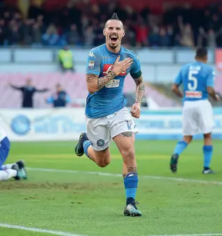  ??  ?? La grinta del capitano Marek Hamsik, anche quando non era in forma, è sempre stato considerat­o fondamenta­le da Sarri