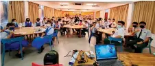  ?? ?? The facilitato­rs and the participat­ing students pose for a group photo during one of the workshop sessions at SMK Chung Hua Miri.