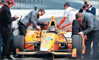  ??  ?? DISTRACCIÓ­N. Fernando Alonso realizó la semana pasada el primer test para correr las 500 Millas.