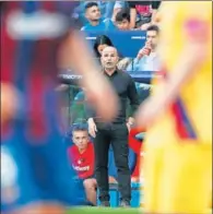  ??  ?? Paco López, téncico del Levante, ante el Barça.