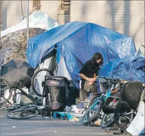  ?? ?? Personas sin hogar habitan en una casa de campaña improvisad­a en las calles de Bogotá, en Colombia