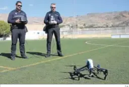  ?? D.A. ?? Agentes de la guardia urbana nijareña ensayan el empleo de drones.