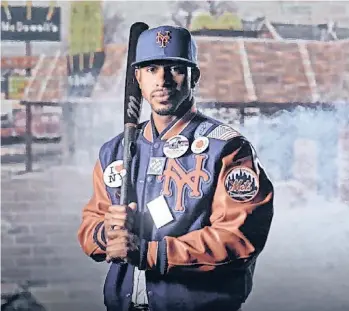  ?? /TWITTER METS. ?? Francisco Lindor llegó a una práctica con una chamarra como la que vistió el actor Eddie Murphy en la película ‘Un Príncipe en Nueva York’ y los Mets lo retrataron así.