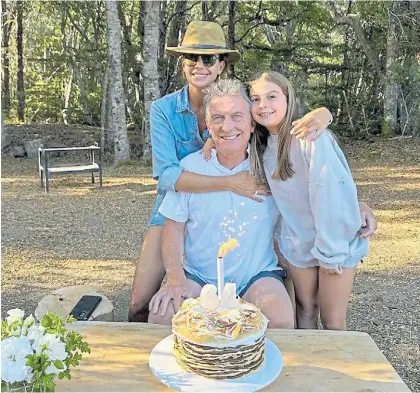  ?? ?? Versión 2023. Mauricio Macri, junto a su esposa Juliana Awada y su hija Antonia, en Villa La Angostura.