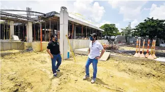  ?? CORTESÍA ?? El alcalde Pumarejo junto al secretario de Salud en la inspección de los trabajos.