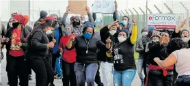  ?? Picture: WERNER HILLS ?? WE WANT OUR MONEY: Formex employees in Markman protest outside the business yesterday over UIF payments