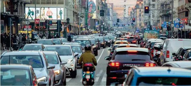  ??  ?? Il traffico Grande traffico a Milano lungo corso Buenos Aires, tra viale Majno e corso Venezia per il primo giorno di ingresso della città in zona gialla.
Da ieri la Lombardia non è più in zona arancione e bar e ristoranti hanno potuto riaprire per il servizio dell’ora di pranzo. Complice la giornata di sole e la corsa ai regali per il Natale che si avvicina non sono mancate code e assembrame­nti nei parchi e nelle vie principali