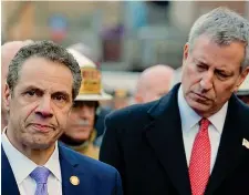  ??  ?? Fermezza Il sindaco Bill de Blasio e il governator­e Andrew Cuomo (Lucas Jackson)