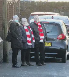  ?? ?? Mourners wore SAFC scarves for the funeral in tribute to Eddie.