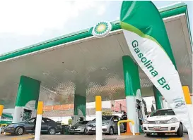  ?? OMAR FRANCO ?? Gasolinera­s, otro segmento en que participa la petrolera británica.