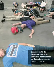  ?? ROXANA DE LA RIVA / LA PRENSA ?? Una ‘protesta de muertos’ contra la violencia de las armas en Orlando.