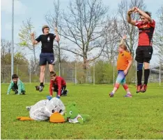  ?? Foto: Maximilian­e Böckh ?? Mit speziellen Übungen, den sogenannte­n Burpees, halten sich die Rugby Spieler fit. Paula und Jolinchen versuche, mitzuhalte­n.