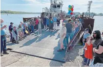  ?? KEVIN BISSETT THE CANADIAN PRESS ?? Residents celebrate the reopening of the river ferry in Gagetown, N.B., on Sunday after going the past four years without it.