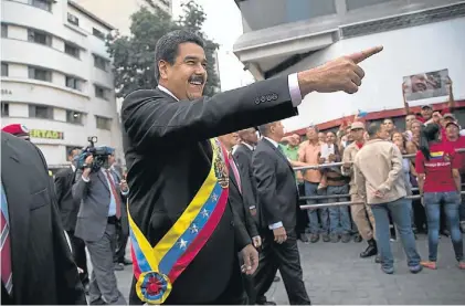  ??  ?? Saludos. Nicolás Maduro, en un acto reciente. Oposición y trabajador­es criticaron la expropiaci­ón de Polar.