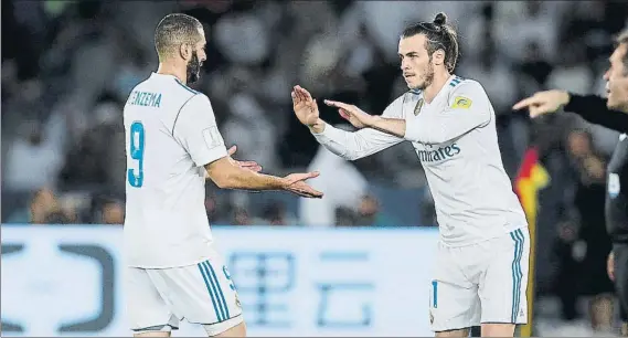  ?? FOTO: AP ?? Benzema y Bale Florentino está meditando seriamente qué hacer con los integrante­s de la BBC en el próximo mercado de verano, visto la falta de gol que están demostrand­o