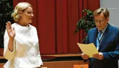  ?? Foto: Wyszengrad ?? Augsburgs neue Oberbürger­meisterin Eva Weber (CSU) legt den Amtseid ab. Bernd Kränzle als dienstälte­ster Stadtrat leitete die Amtseinset­zung.