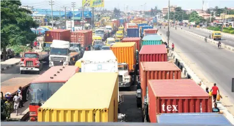  ?? PHOTO: AYODELE ADENIRAN ?? UPDATE! Traffic at 2nd Rainbow, inward Apapa ….yesterday