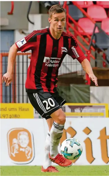  ?? FOTO: ANDREAS SCHLICHTER ?? „Zimbo“, wie Nico Zimmermann gerufen wird, war für den Fußball-Oberligist­en SV Röchling Völklingen in dieser Saison noch nicht am Ball. Der 35 Jahre alte ehemalige Profi hat Probleme im Becken-Bereich.