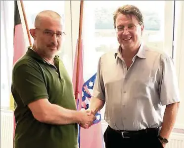  ??  ?? Dieses Foto verbreitet­e der Afd-bundestags­abgeordnet­e Stephan Brandner (rechts) öffentlich per Twitter. Laut eigenen Angaben zeigt es ihn während seines Besuchs am . Mai beim Thüringer Verfassung­sschutzche­f Stephan Kramer.