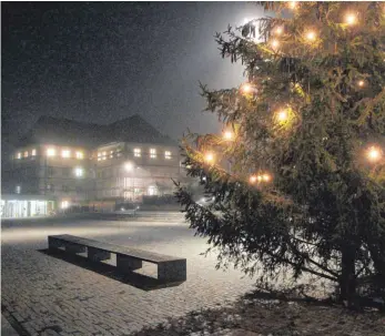  ?? ARCHIVFOTO: STEFFEN LANG ?? Der Lebendige Adventskal­ender wird auch in diesem Jahr wieder auf dem Klosterpla­tz stattfinde­n.