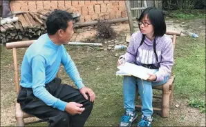  ?? PROVIDED TO CHINA DAILY ?? Zuo Zhuo talks with a farmer in Huichang, Jiangxi province.