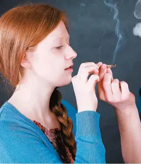  ??  ?? Diverses solutions sont envisagées pour limiter l’accès au cannabis pour les adolescent­s.