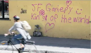  ?? PIERRE OBENDRAUF ?? Graffiti promoting a French-Canadian white nationalis­t popped up overnight on Laurier Ave.