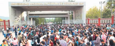  ??  ?? JORNADA. Miles de estudiante­s llegaron ayer al campus de la Unah en la capital. Una joven dio a luz a una bebé en las instalacio­nes.